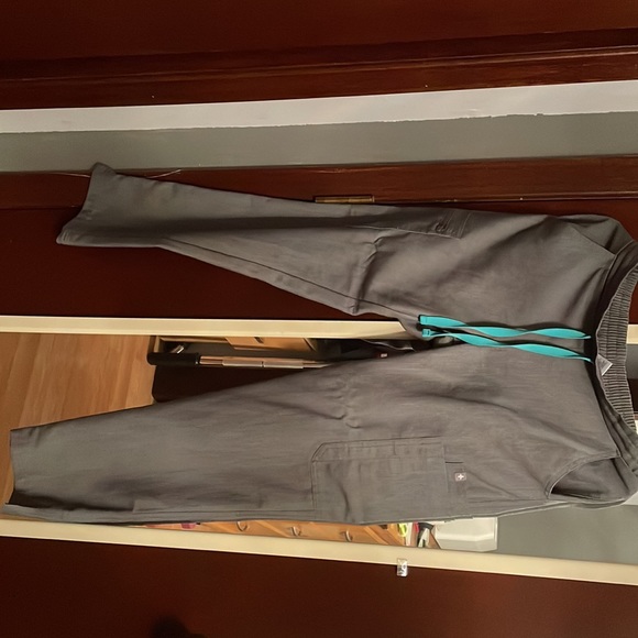 Gray XS-Petite Yola Figs scrub pants - Picture 2 of 3